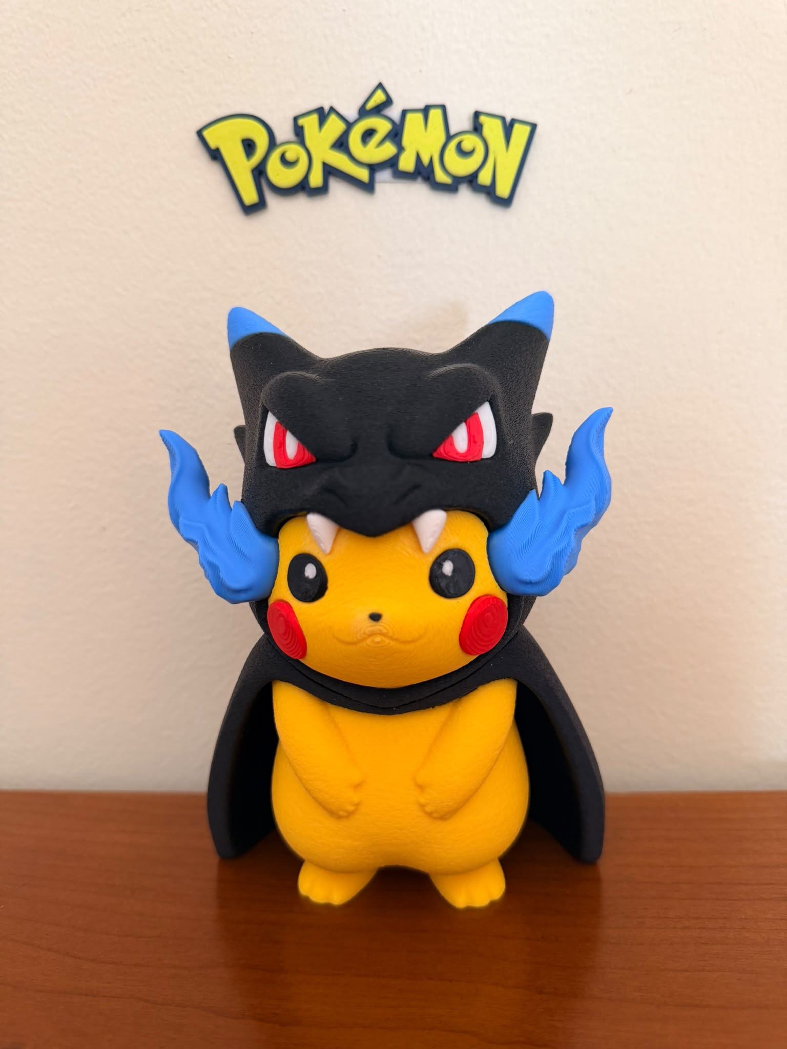 Figura Pokémon – Pikachu Poncho Mega Charizard X | Colecionável