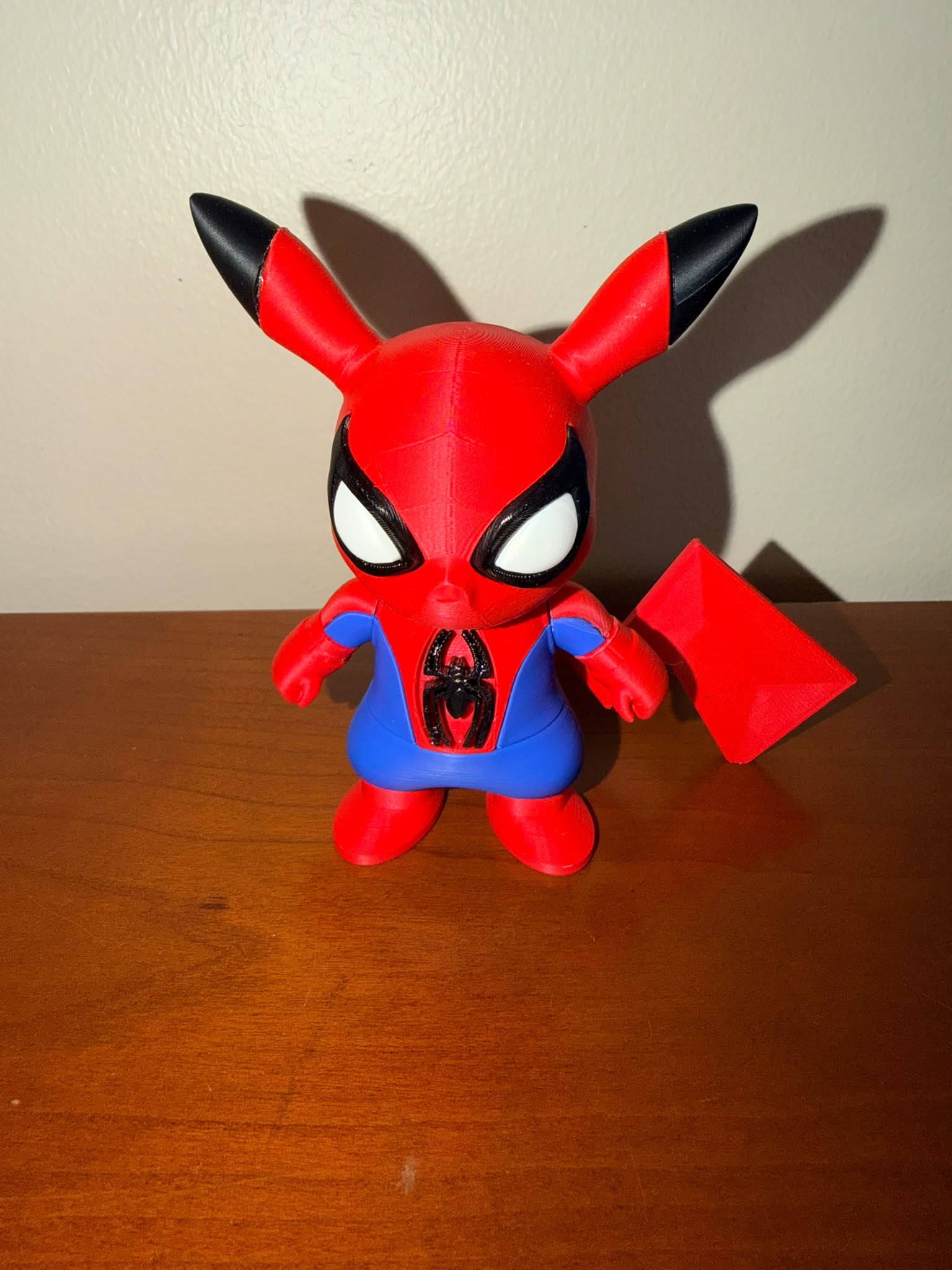 Figura Spider Pika-Man | Pikachu com Fantasia Inspirada no Spider-Man